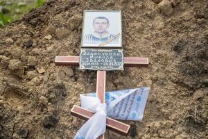 Mykola, uno de los miles de héroes que reposa en el cementerio militar de Ucrania