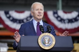 Biden anuncia programa que ofrecerá internet a bajo costo