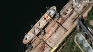 Fotos satelitales revelaron que rusos cargan en barcos toneladas de grano ucraniano robado