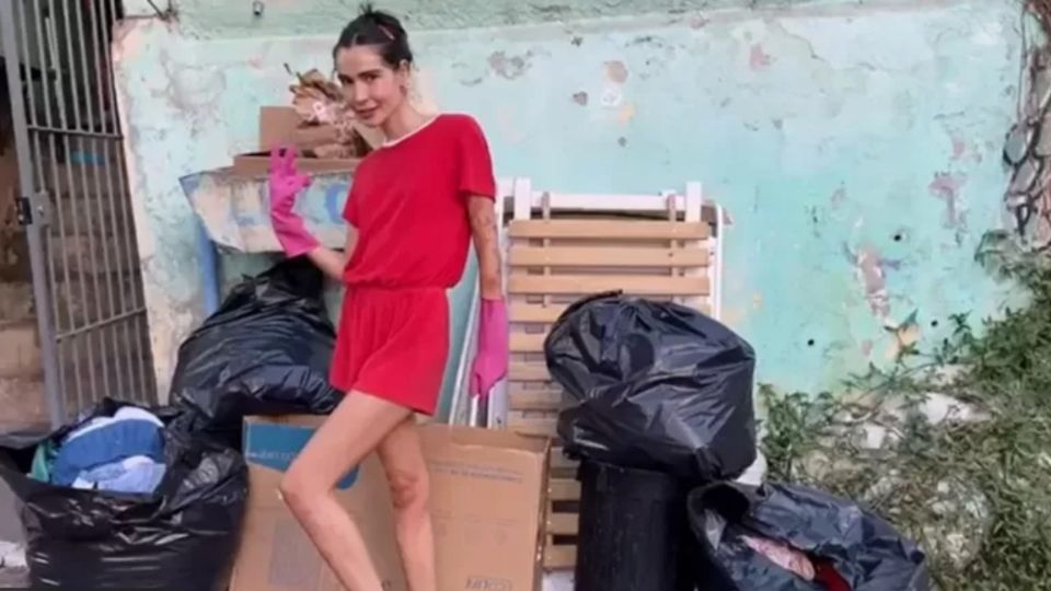 Fotos: La historia de la modelo brasileña que bajó de las pasarelas para limpiar las casas más sucias y con cucarachas