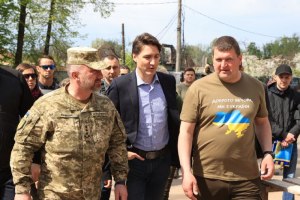 Trudeau hace visita sorpresa a Ucrania, coincidiendo con reunión virtual del G7