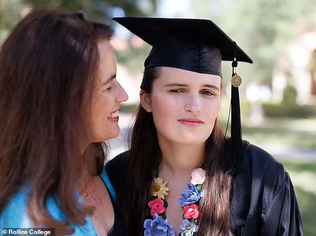 Padece de autismo no verbal y pronunció un discurso emotivo en su graduación gracias a la tecnología (VIDEO)