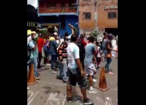 EN VIDEO: protesta de buhoneros tras la orden chavista de desalojar las calles del terminal de San Cristóbal