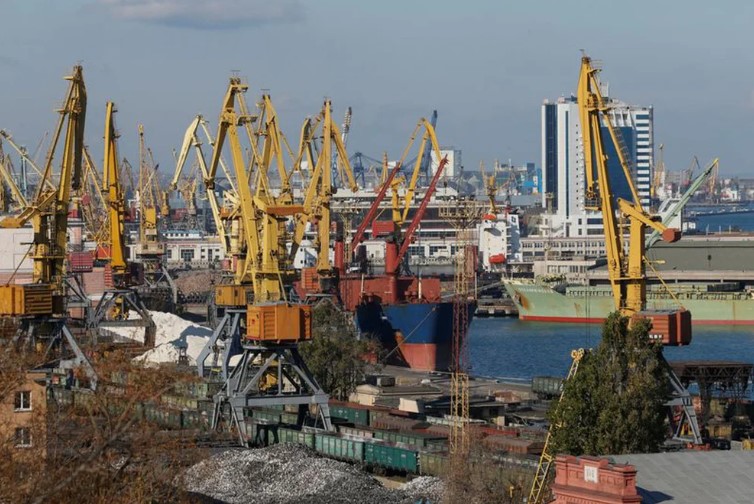 Lanzan misiles rusos contra puerto ucraniano de Odesa, clave para acuerdo de granos