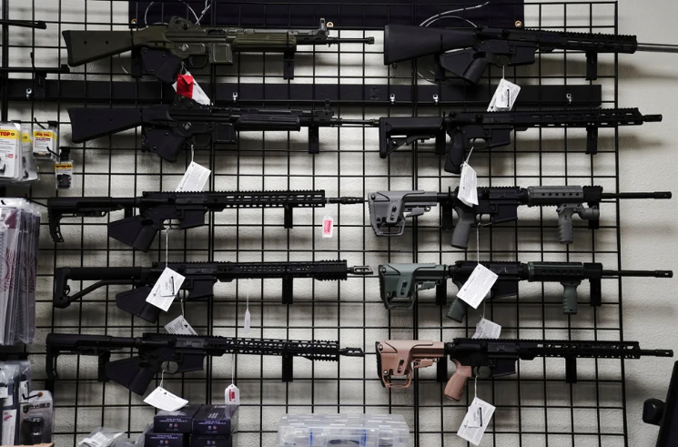 Hombres maltratadores podrían perder el derecho a usar armas de fuego en EEUU