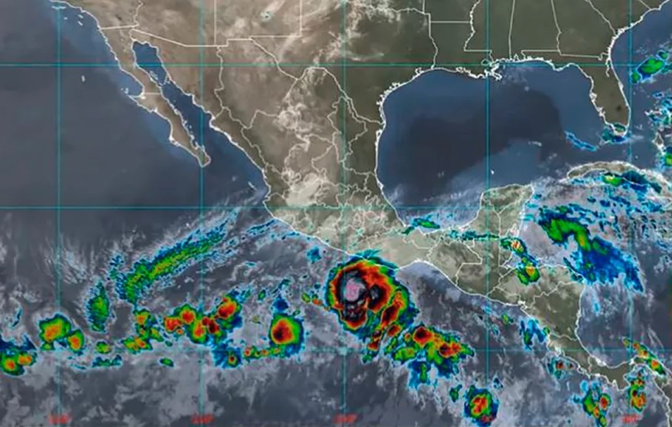 Agatha se convirtió en tormenta tropical tras tocar tierra en México