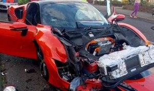 Increíble VIDEO: chocó cinco autos estacionados y destruyó el Ferrari más potente del mundo