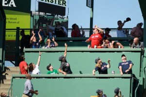 ¡Insólito! Fanático de Red Sox capturó dos jonrones en el mismo encuentro y en el mismo inning (VIDEO)