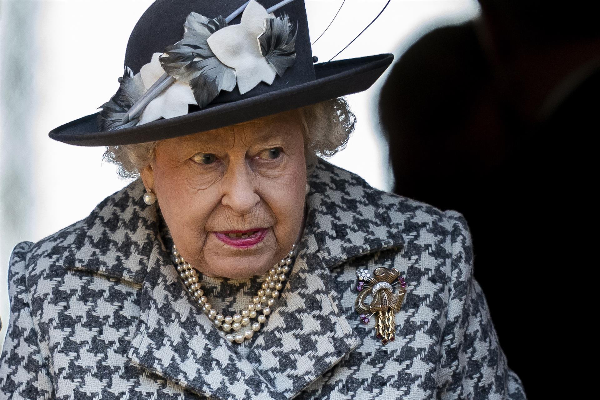 La reina Isabel II visita por sorpresa la línea de metro con su nombre en Londres