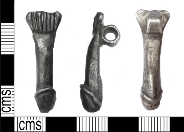Descubren en el Reino Unido una joya con forma de pene de hace 2000 años (Foto)