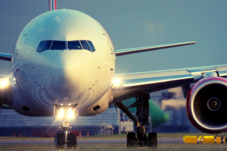 ¡Se volvió loco! Intentó abrir la puerta de un avión en pleno vuelo y se cayó a golpes con tres policías