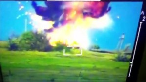 Increíble momento cuando tropas ucranianas destruyen el aterrador lanzallamas termobárico ruso (VIDEO)