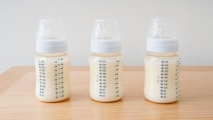 Aprovechó la escasez de fórmula infantil en EEUU vendiendo más de 113 litros de su propia leche materna
