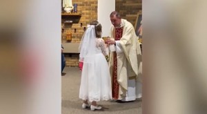 Bebió, bebió y bebió del vino de la eucaristía: El video VIRAL de una niña de siete años en su primera comunión