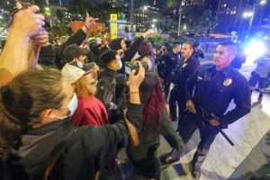 Multitudes se enfrentaron a la policía en protesta por el derecho al aborto en Los Ángeles