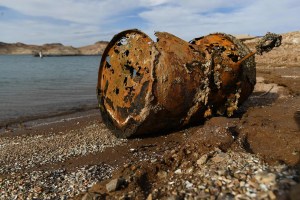 Hallan más restos humanos en lago de Nevada después de encontrar un cuerpo en un barril