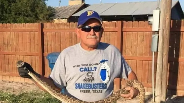 Manipulaba una serpiente cascabel en una exhibición en Texas, pero algo salió terriblemente mal