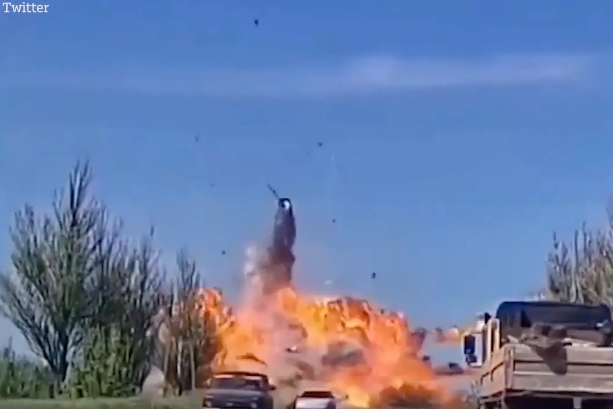 EN VIDEOS: Tanques rusos estallan en pedazos frente a la mirada atónita de conductores en Ucrania