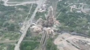 Para frenar el avance de Putin, Ucrania hace volar por los aires un puente en Lugansk (VIDEO)