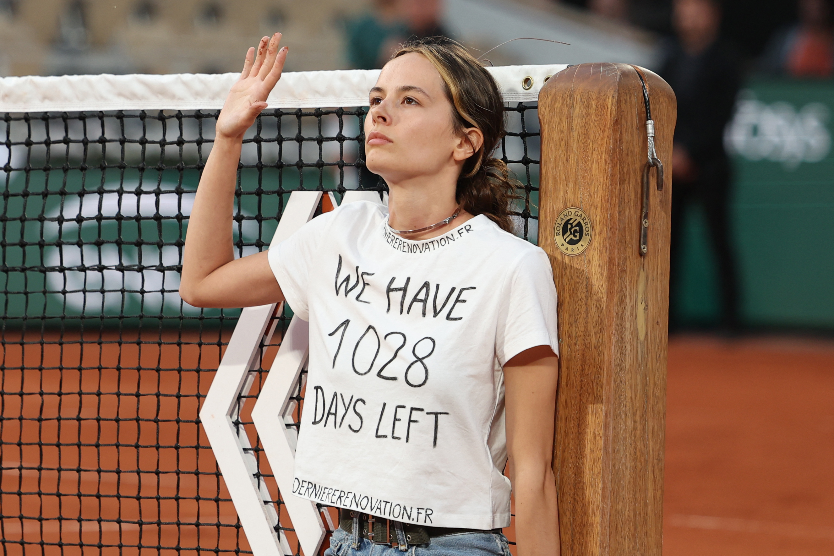 Activista se encadenó a la red de la cancha e interrumpió la segunda semifinal de Roland Garros (FOTOS)