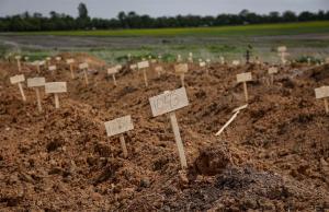 Autoridades de Mariúpol cifran en 22 mil los civiles enterrados en fosas comunes