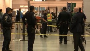 ¡Pánico! Hombre violento sacó un cuchillo y apuñaló a tres personas en aeropuerto de San Francisco