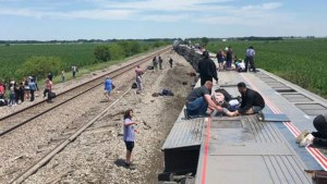 Tragedia en Kansas: Tren que transportaba más de 240 personas chocó contra un vehículo y se descarriló (FOTOS)