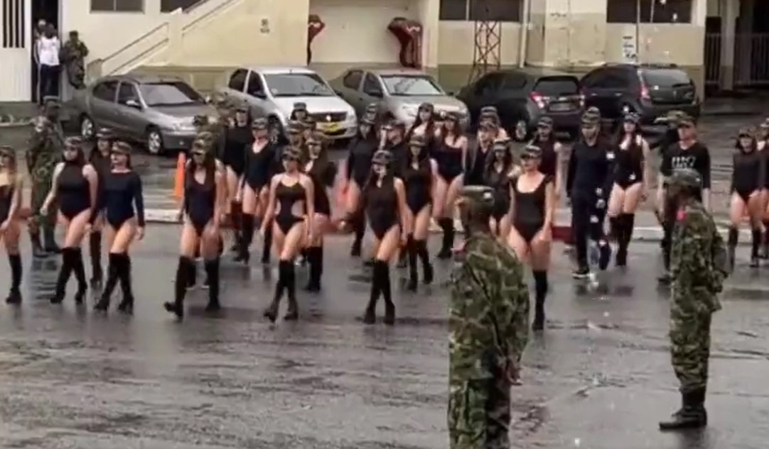 Escándalo por el desfile en un batallón en Colombia: mujeres desfilaron en “body” (VIDEO)