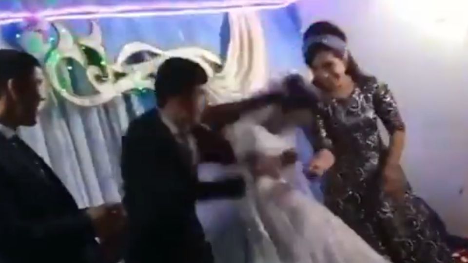 ¡INDIGNANTE! Momento en que hombre golpea salvajemente a su esposa en plena boda (VIDEO)