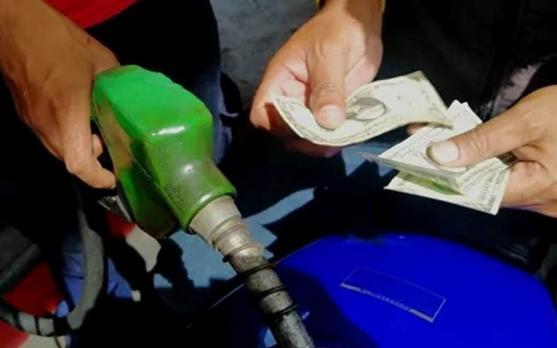 Usuarios de estación de servicio en Apure denuncian que la gasolina es solo para las mafias