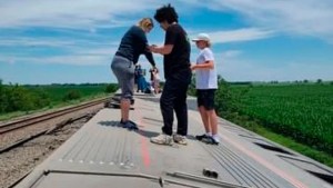 Pasajeros aterrorizados escapan por las ventanas: los VIDEOS del descarrilamiento de tren en Kansas