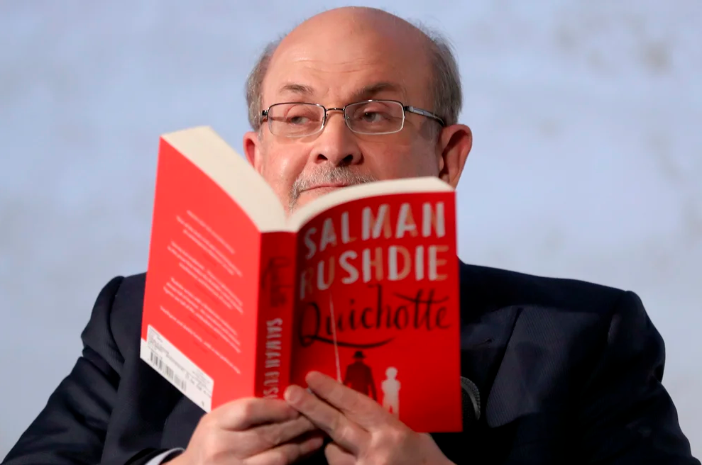 El escritor Salman Rushdie está “en camino de recuperación” tras ser apuñalado, según su agente