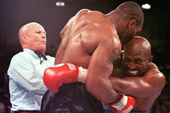 Mike Tyson describe cómo sabía la oreja de Evander Holyfield… 25 años después de la célebre mordida