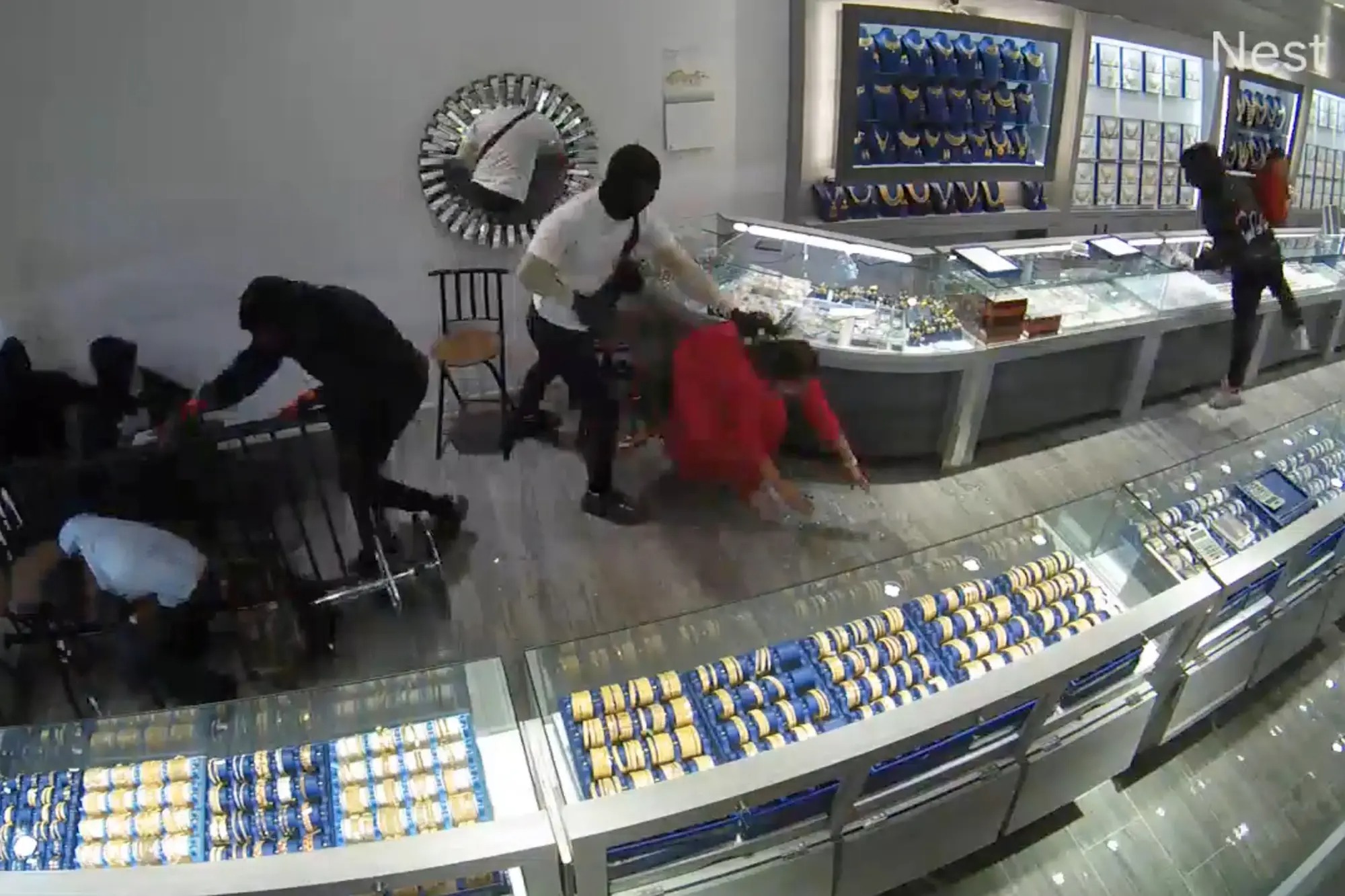 Un millón de dólares en un minuto: VIDEO muestra un robo a mano armada en joyería de Nueva Jersey