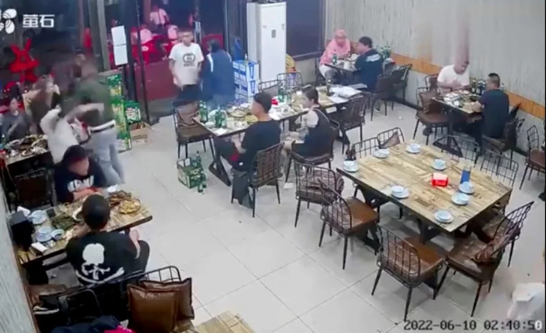 La brutal e indignante paliza contra mujeres en un restaurante de China: nueve personas fueron detenidas