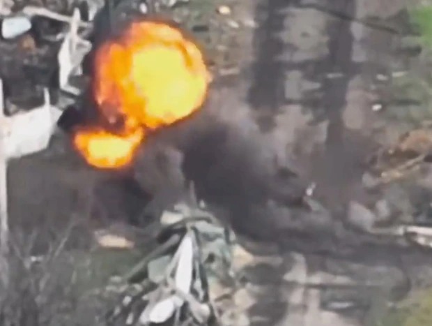 Imágenes sensibles: El momento en que tropas rusas caen en una explosiva trampa mortal