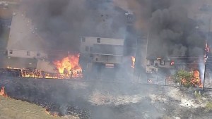 Escena apocalíptica: Una cortadora de césped inició un incendio arrasador que destruyó nueve casas en Texas