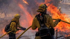 Bomberos aún luchan por controlar devastadores incendios cerca de Yosemite en California