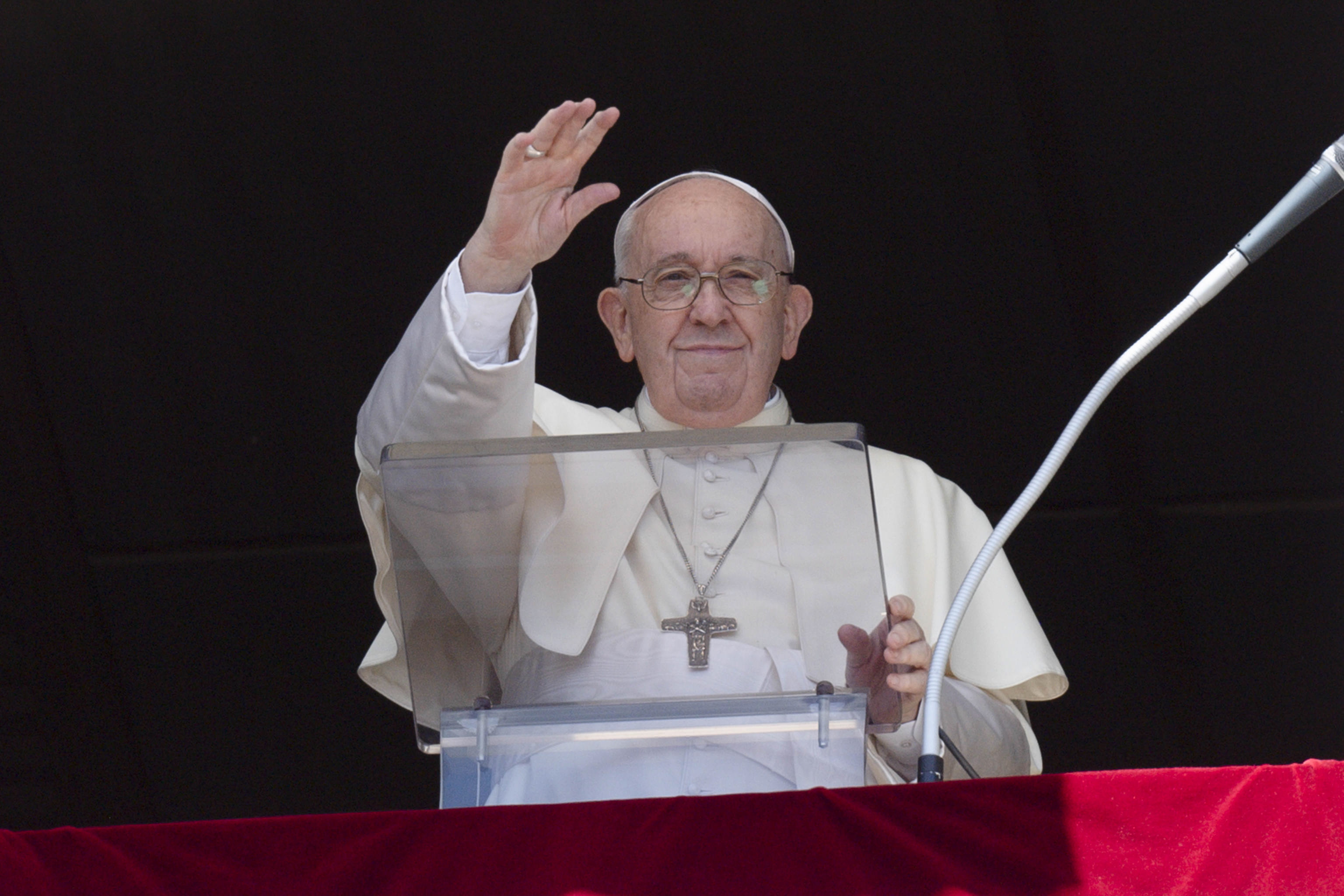 El papa Francisco pide desde la plaza de San Pedro que se ponga fin a “la locura de la guerra en Ucrania”