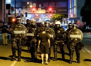 Emergencia en Akron: Violentas protestas tras acribillamiento de afroamericano a manos de la policía