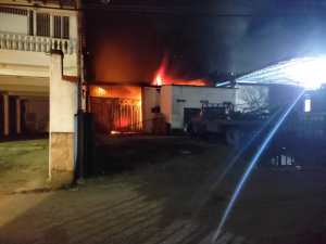 EN FOTOS: incendio consumió un galpón en Barrancas repleto de colchones y otros materiales #1Jul