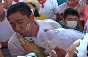 VIRAL: Alcalde mexicano se “casó” con un caimán y esta fue la razón (FOTOS)