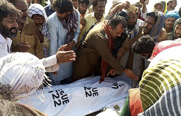 Tragedia en Pakistán tras naufragio de un barco que trasladaba invitados a una boda: más de 50 muertos y desaparecidos