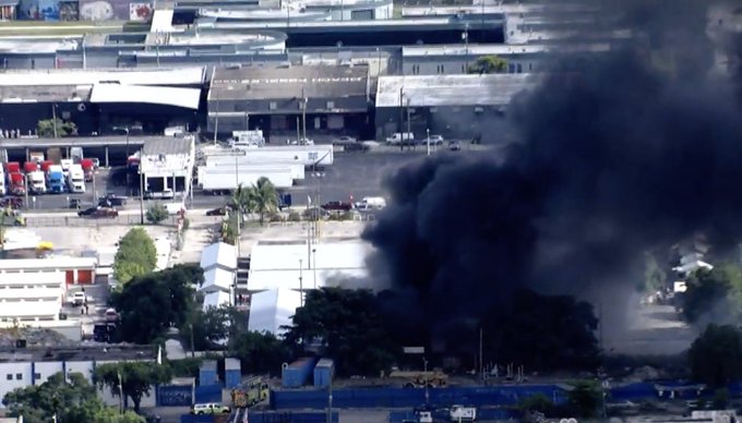 Incendio en el mercado de pulgas más grande de Miami (Videos)