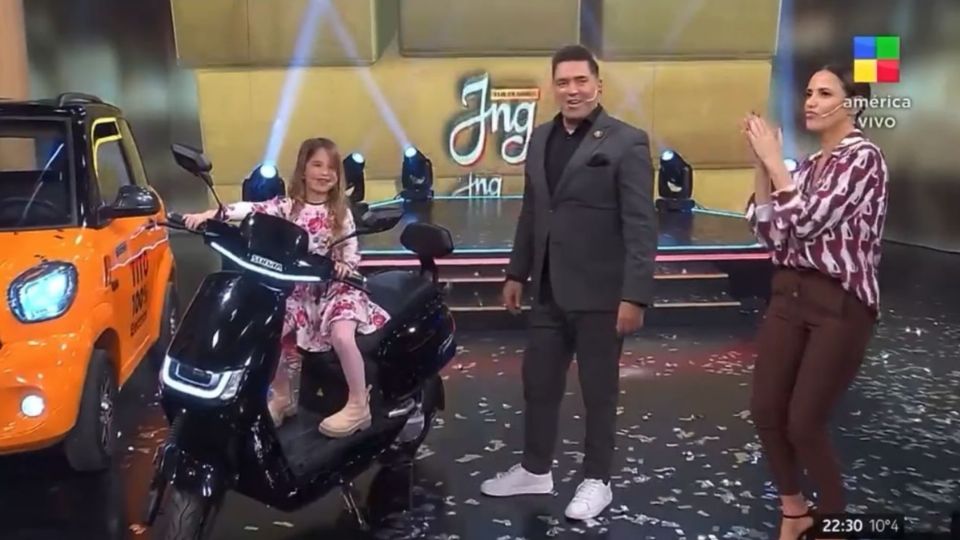 Terrible susto: Niña se subió a una moto encendida y la arrancó en pleno programa en vivo (VIDEO)