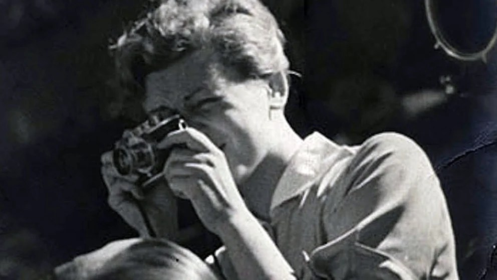 Fue la primera fotógrafa de guerra, se enamoró de Robert Capa y murió bajo un tanque a los 26 años