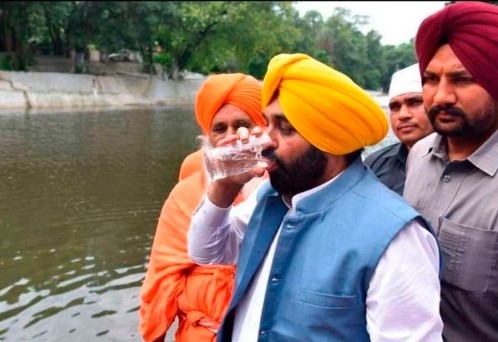 Primer ministro indio bebió el agua de un “río sagrado” para demostrar que “estaba limpia”… pero todo terminó MUY MAL