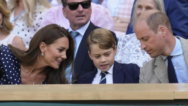 El príncipe Jorge acude por primera vez a Wimbledon y termina “levantando” el trofeo