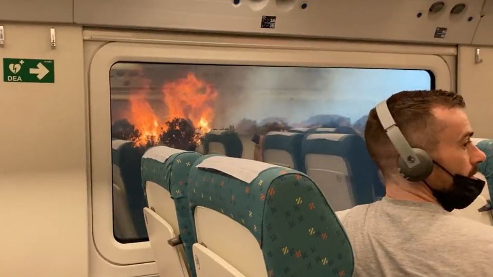 Terror dentro de un tren atrapado en medio de un incendio forestal en España (VIDEO)