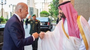 Biden deja Arabia Saudita tras una visita marcada por su reunión con Bin Salmán